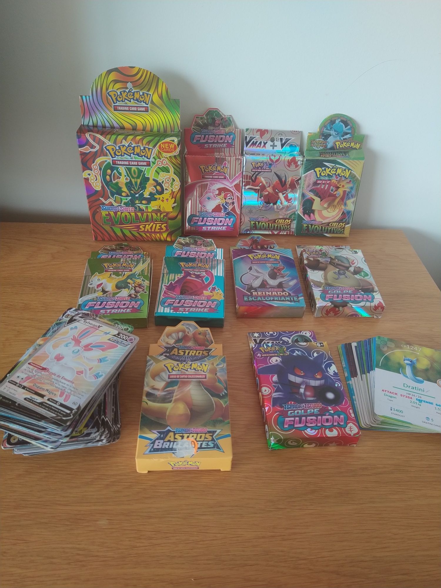 Conjunto de bonecos e cartas Pokémon