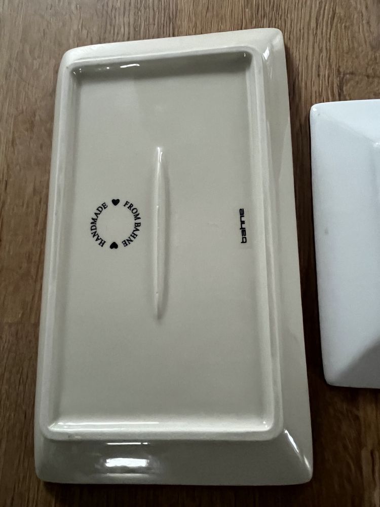 Talerzyki z zestawu do sushi