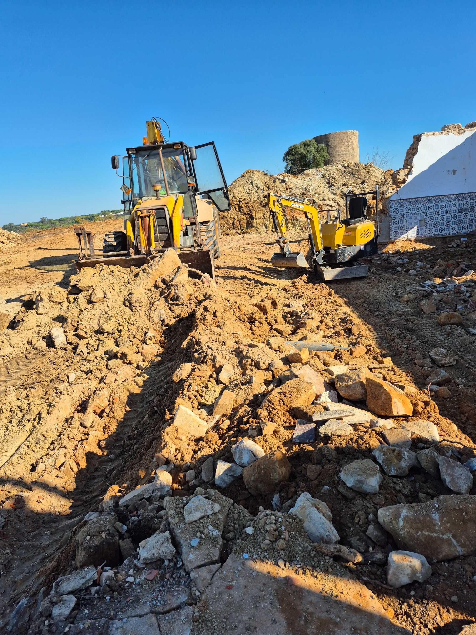 Demolições e escavação , terraplanagem  limpeza de terreno