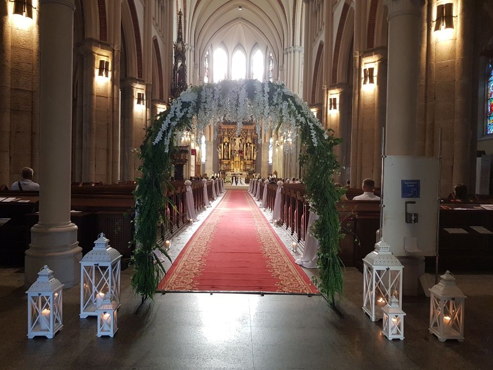 Dekoracja kościoła sali ślub wesele przyjęcie plener łuk kwiatowy