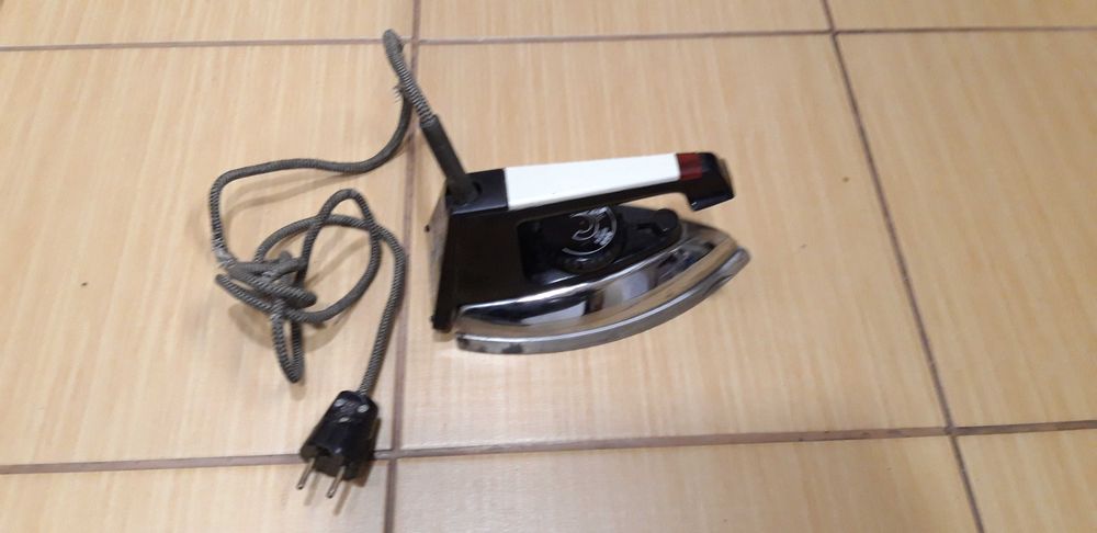 Stare żelazko z czasów PRL