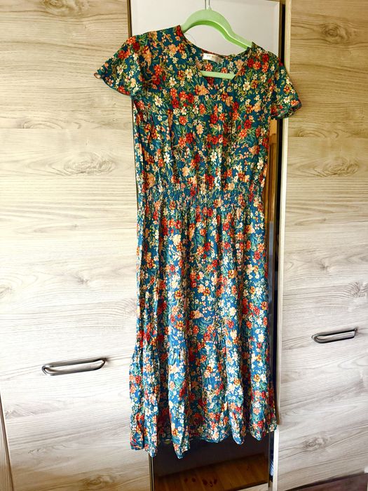 Długa sukienka w kwiaty wzorzysta błyszcząca na imprezę do pracy