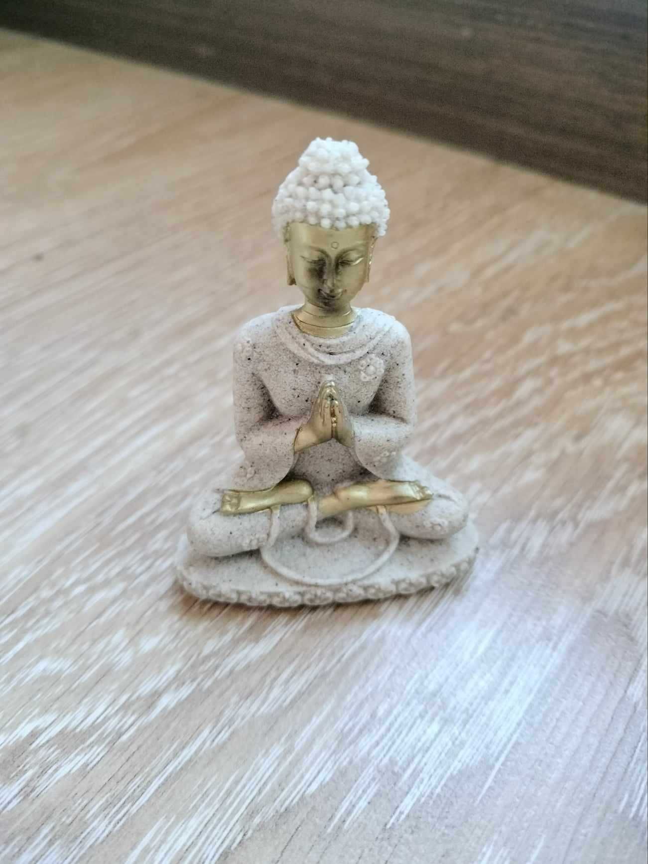 Buda bege e dourado