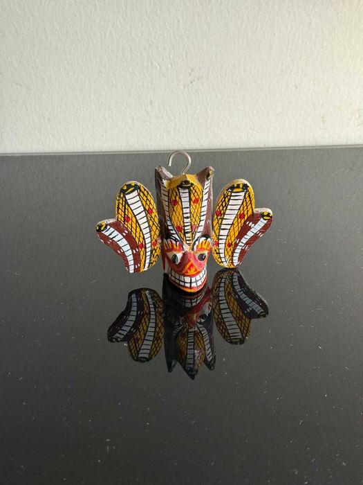 Máscara Decorativa Artesanal em Madeira Pintada à Mão