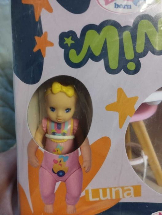 Zestaw z krzesełkiem do karmienia i lalką Baby Born Minis