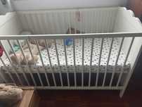 Cama de bebê com colchão