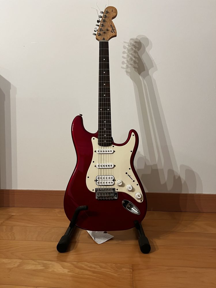 Guitarra Fender Squier Strat com amplificador