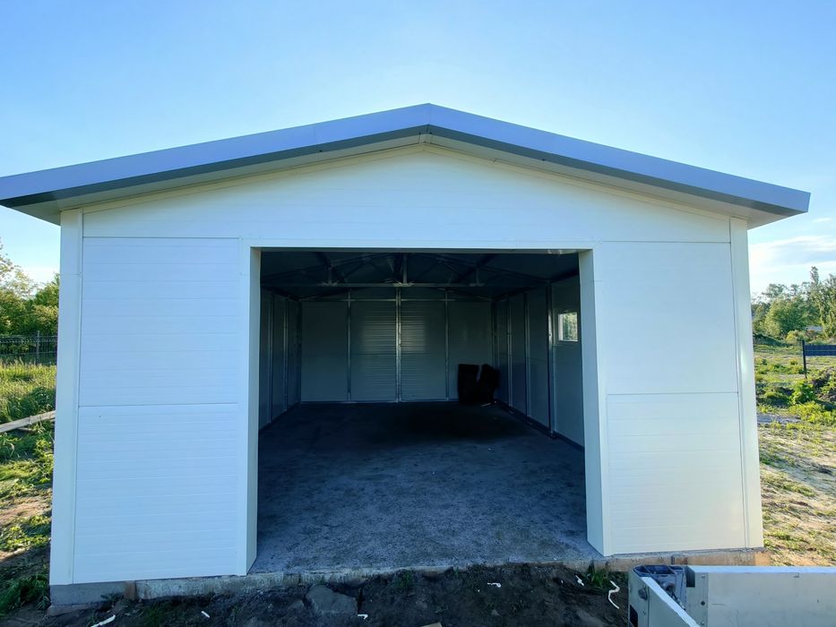 Garaż z płyty warstwowej