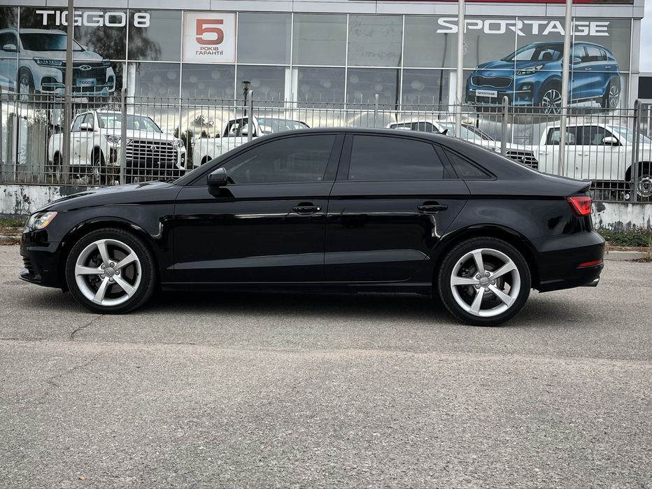 Машина Audi  A3 2016