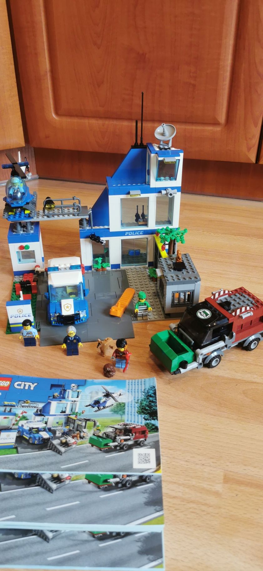 lego city 60316 posterunek policji z płyta drogową