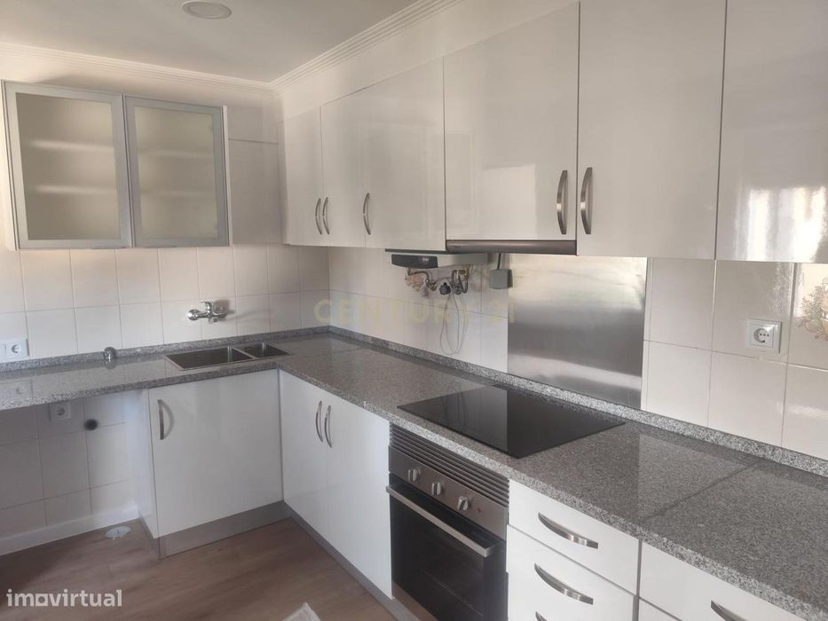 Arrendamento  - Andar de moradia t2 ( 1º andar) em Fernão Ferro/Casal