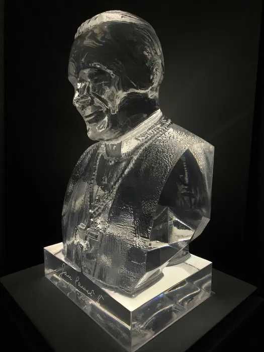 Rzeźba sakralna Papież Jan Paweł II popiersie ze szkła akrylowego