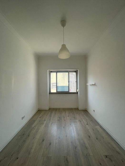 Aluga-se quarto num T2