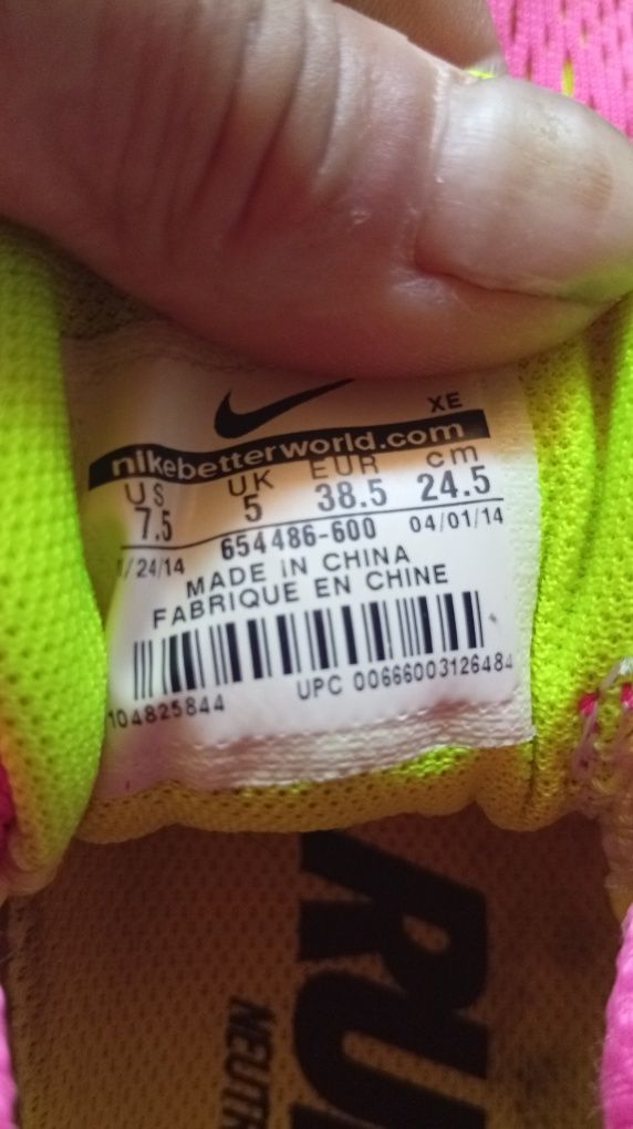 Кросівки жіночи Nike розмір розмір 38,5. В гарному стані.