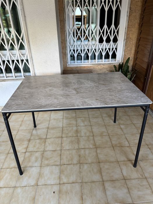 Mesa secretária com pés de ferro e tampo de vidro