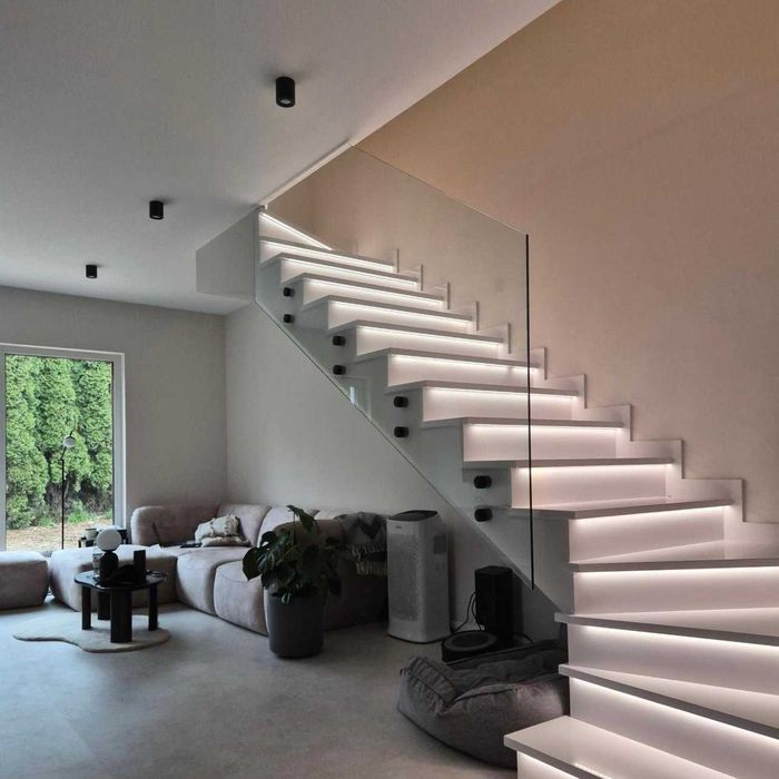 Schody z oryginalnego kamienia, konglomeratu, spieku, marmuru.