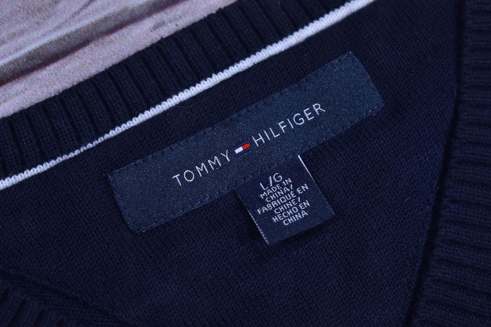 TOMMY HILFIGER Logowany Sweter w Romby / L