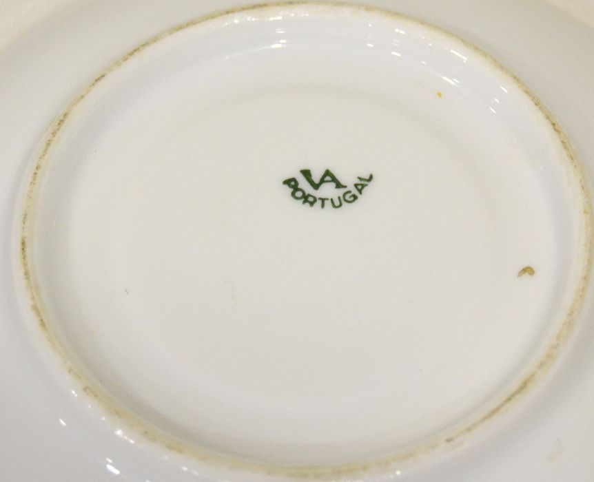 Par de chávenas de chá com pires, em porcelana da Vista Alegre