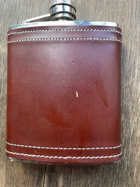 Na zimę wspaniała nierdzewna piersiówka, wykończona skórą!