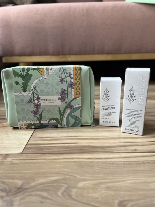 Zestaw kosmetyków Berkovicz z kosmetyczką, krem nawilżający pianka