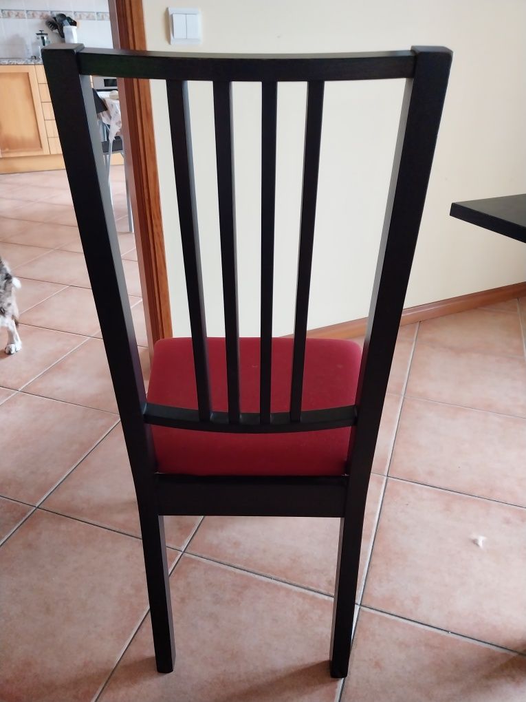 Conjunto mesa e 4 cadeiras marca Ikea