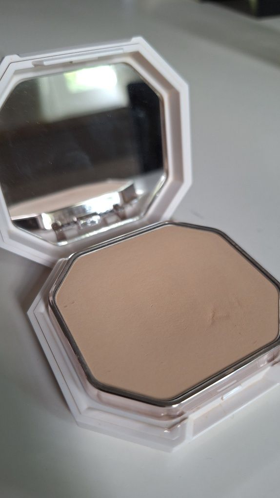 Huda Beauty pro filt'r soft matte powder foundation 140