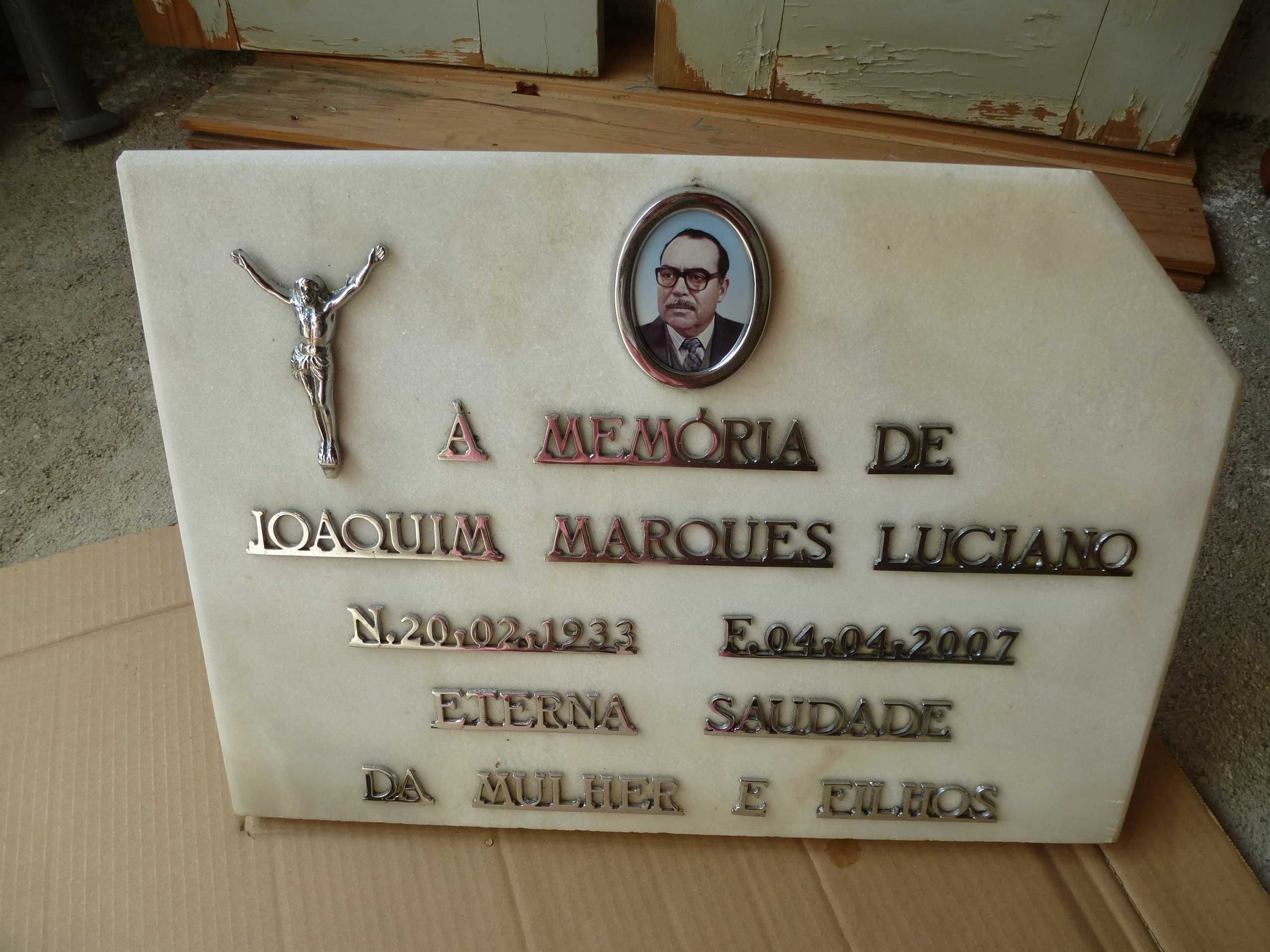 Duas Lápides, usadas com inscrições