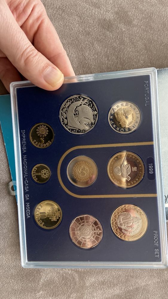 Carteiras / conjuntos de moedas Escudo comemorativas
