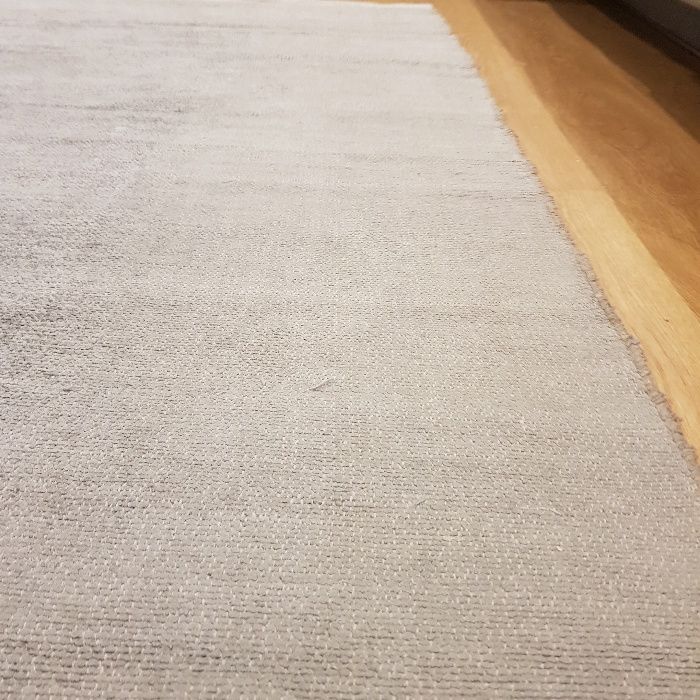 Carpete de cor cinza claro