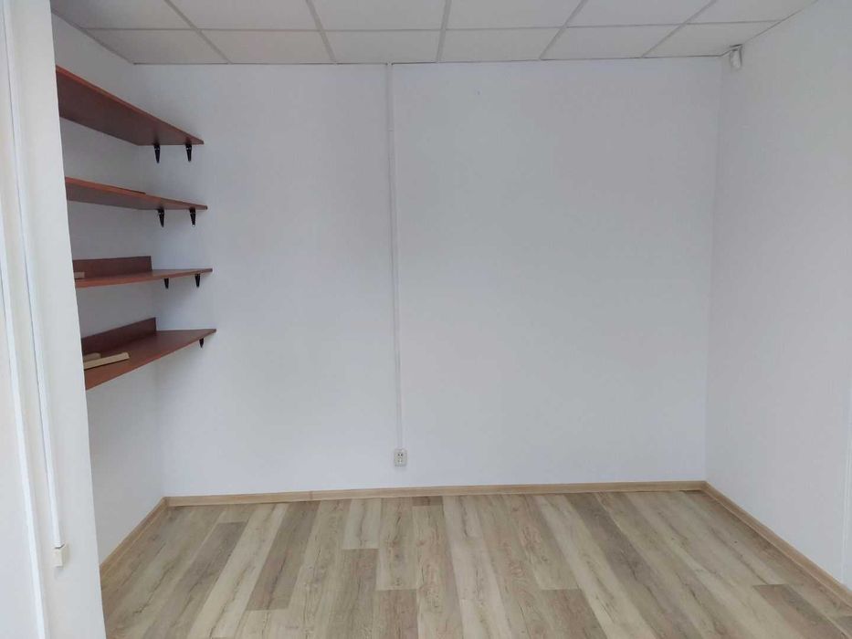 Biuro  Ursus Traktorzystów Media:prąd,woda,parking w cenie