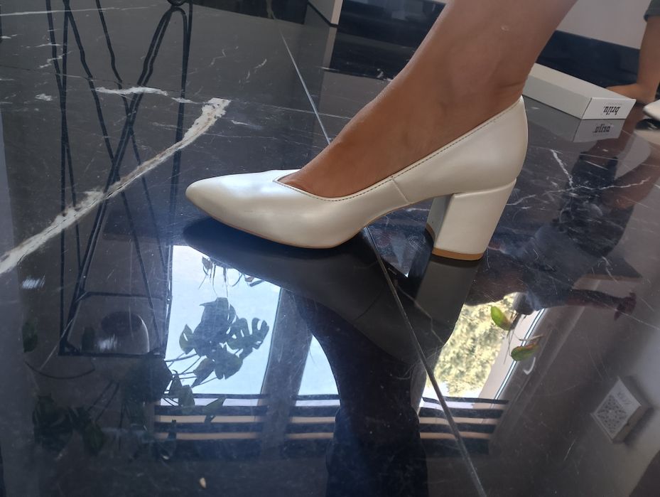 Ślubne perłowe buty czółenka na słupku