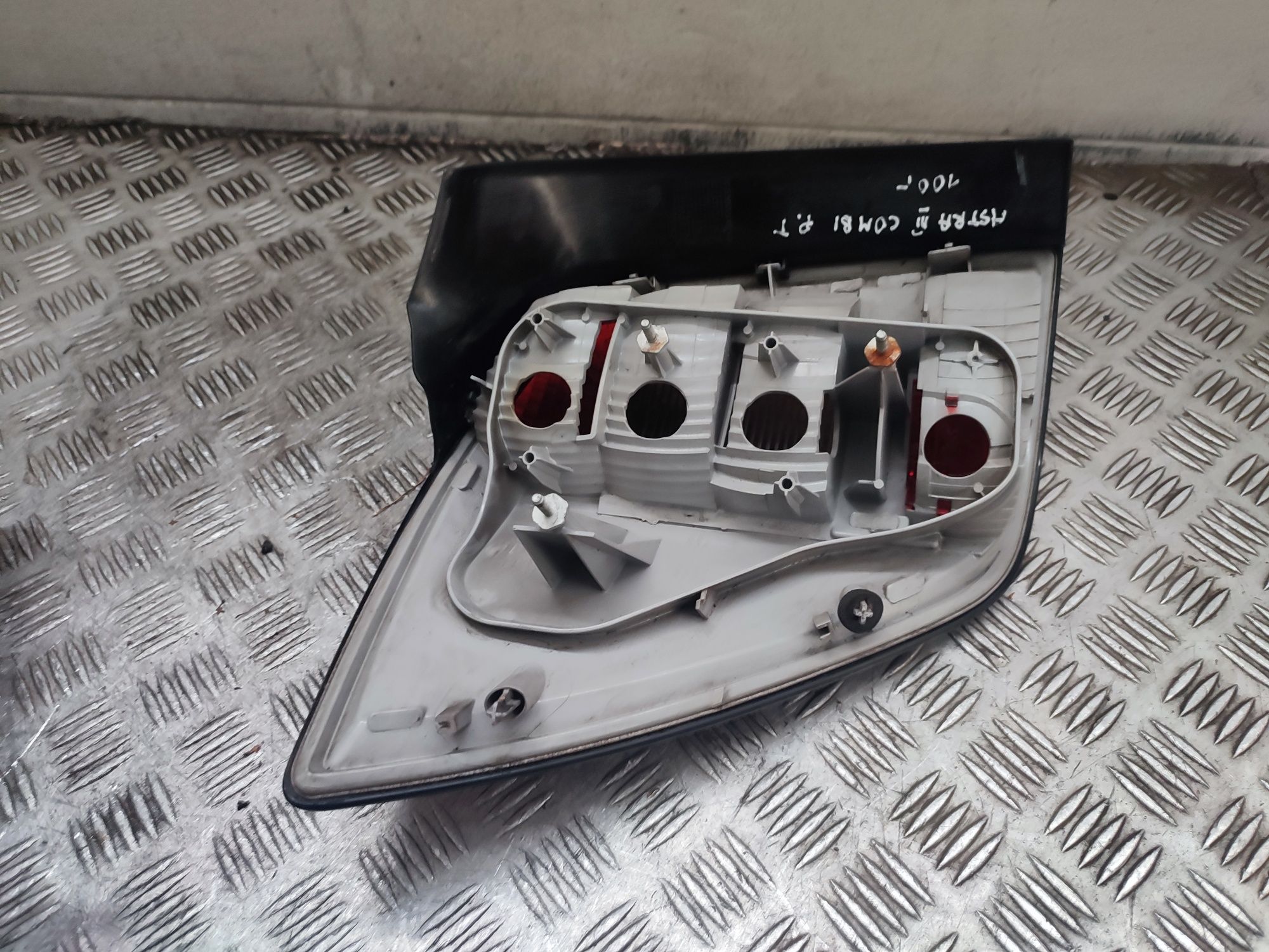 Opel Astra III H kombi lampa prawy tył tylna