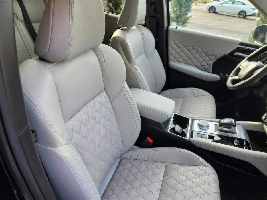 Mitsubishi Outlander      2024