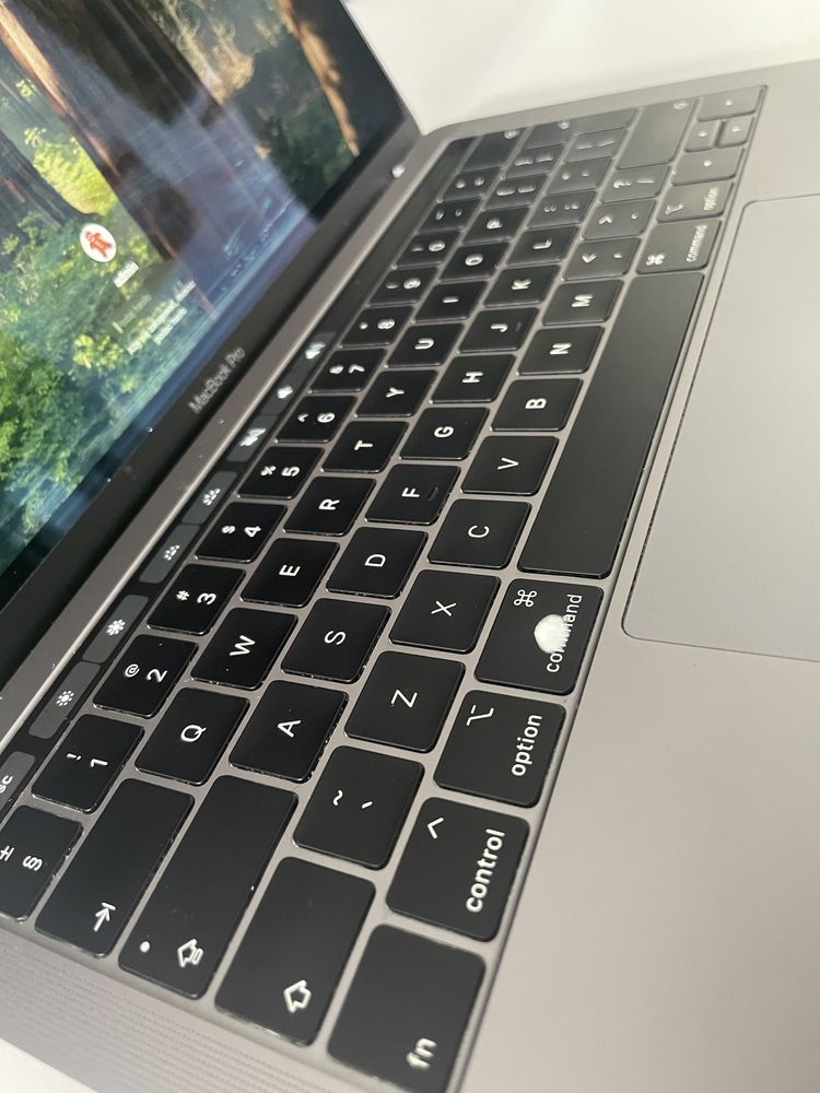 MacBook Pro 13-calowy, 2019, cztery porty Thunderbolt 3