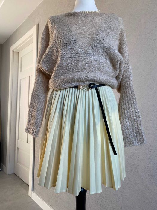 Masełkowa plisowana spódnica jesień do kozaków capsule wardrobe