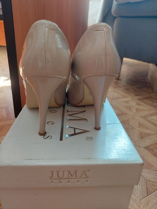 Szpilki beżowe lakier