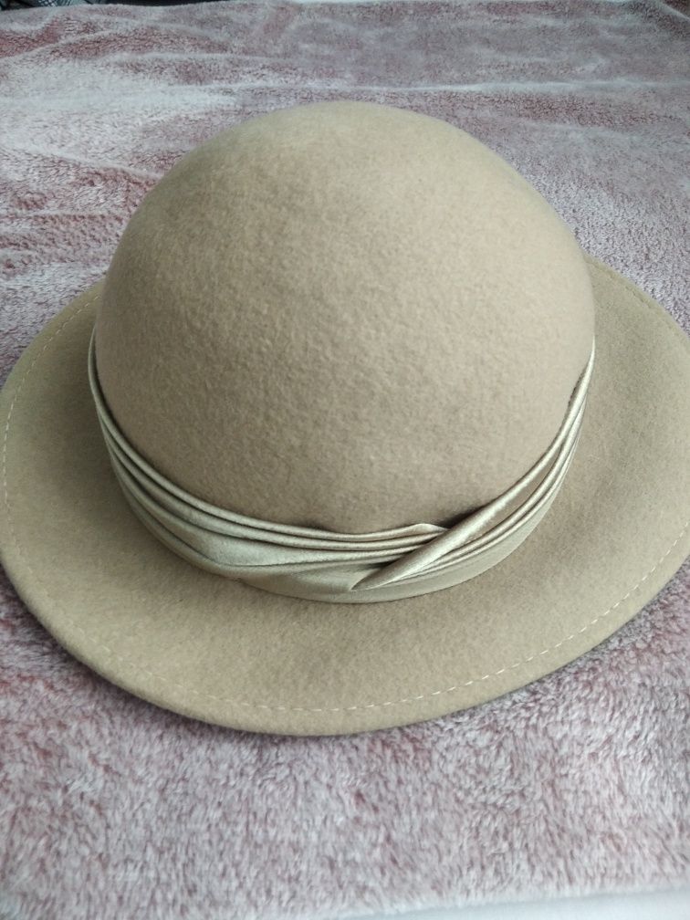 Beżowy kapelusz ze wstążką