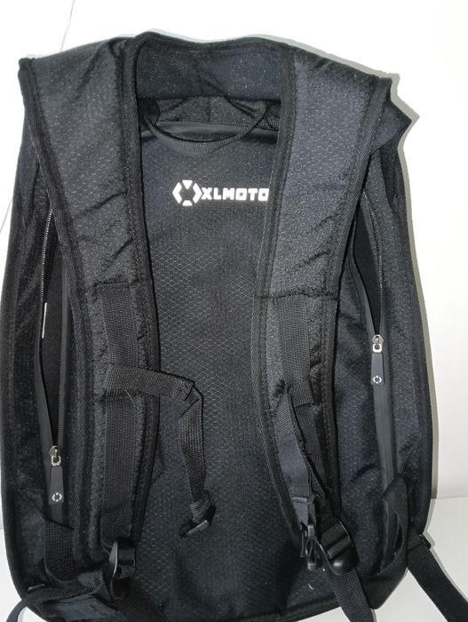 Mochila grande com casco para motard
