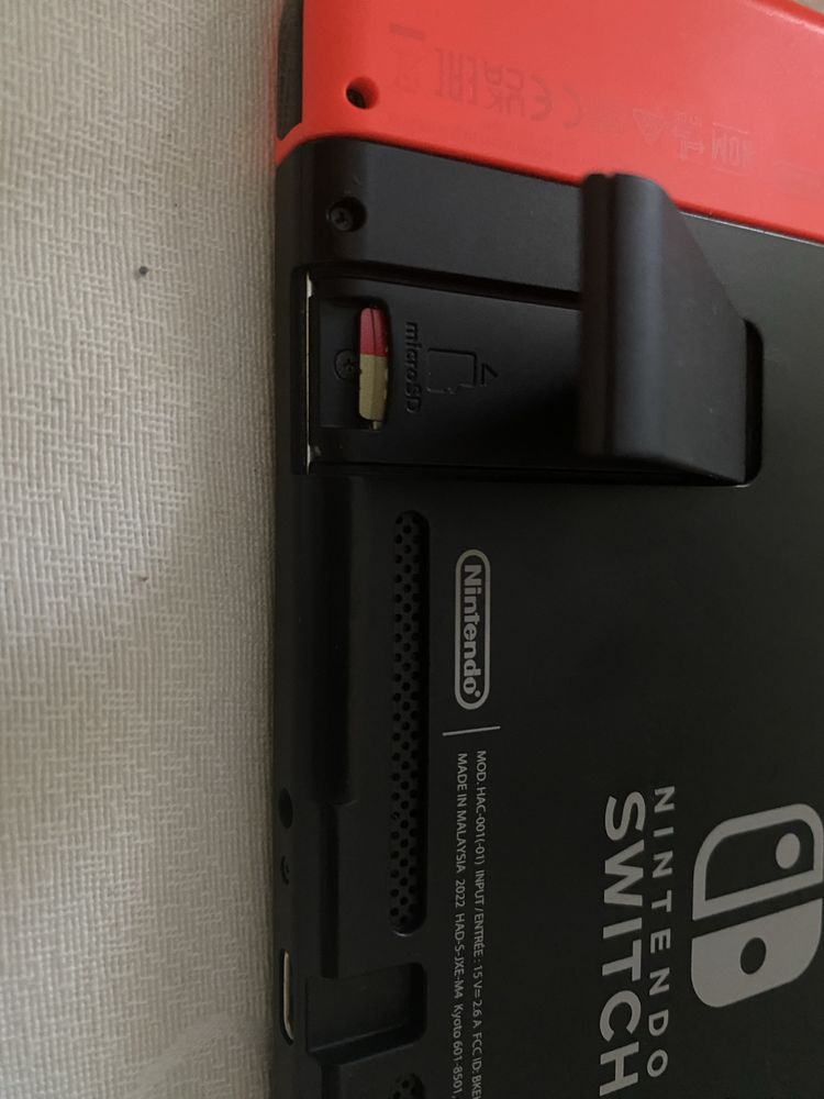 Nintendo Switch + 2 pares de comandos (extras) + 6 jogos