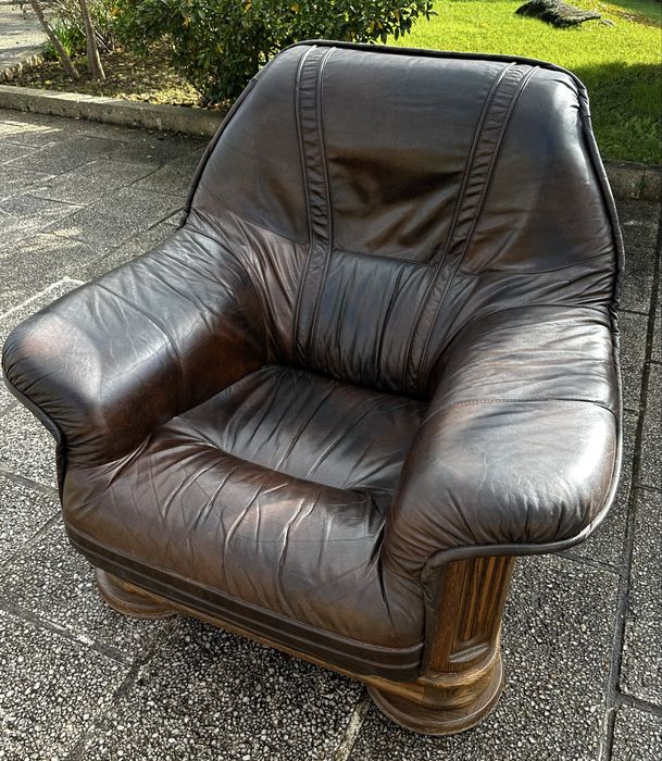 Sofas em pele e madeira maciça