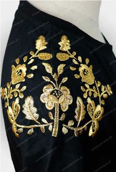 T-Shirt preta com o bordado de Viana feito à máquina