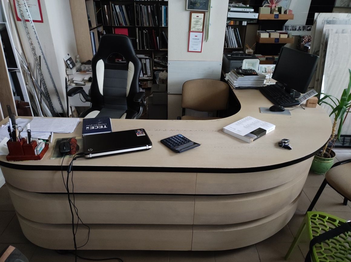 Офисный стол большой