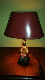 Stylowa lampa z figurą z mosiądzu firmy Feese