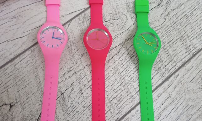 Красивые новые браслет- часы разных расцветок