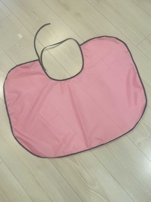 peleryna fryzjerska kosmetyczna krótka jasny róż