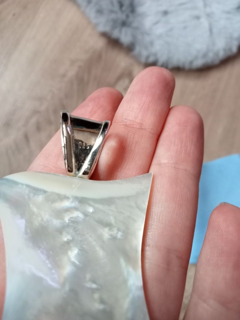 Zawieszka srebrna do łańcuszka z ozdobnym kamieniem