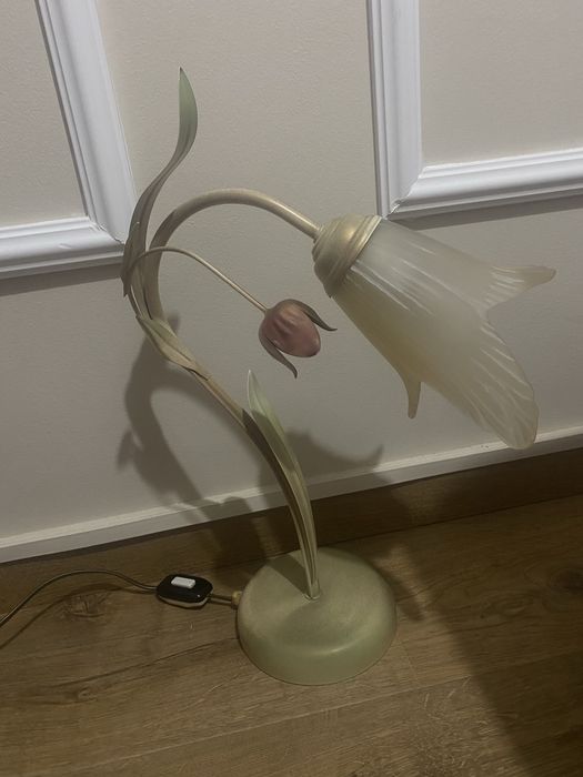 Lamka nocna na stabilnej podstawie