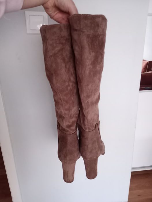 Długie zamszowe kozaki damskie na obcasie słupku