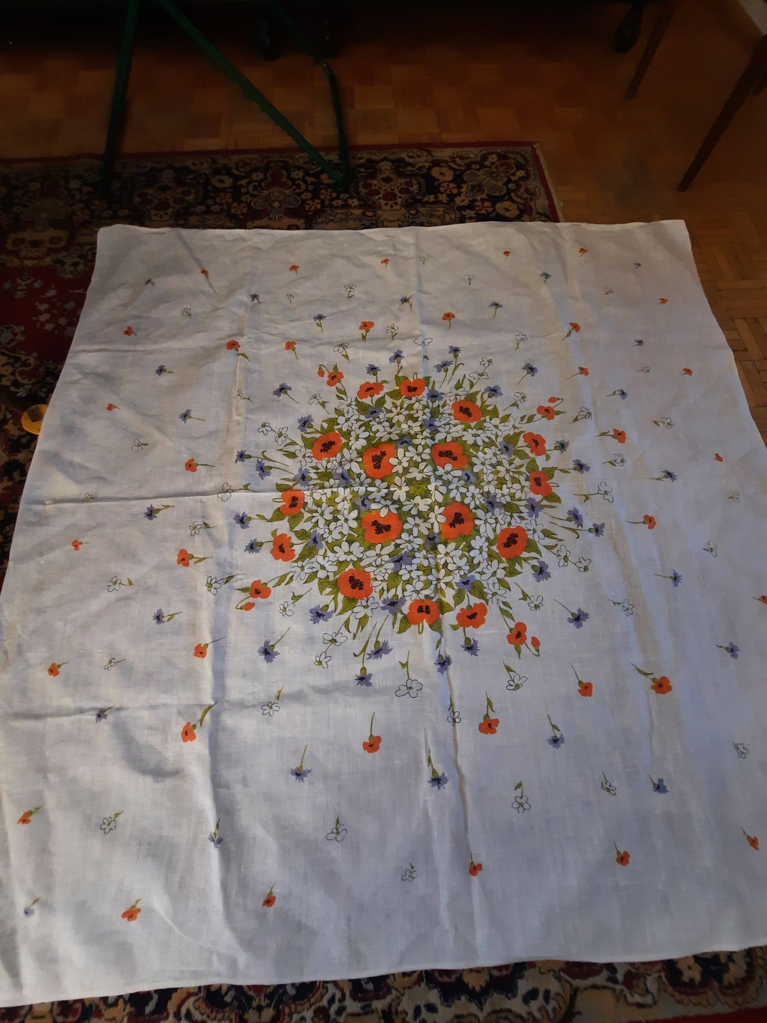 Lniany obrus z czasów PRL 133x130 cm.