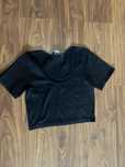 Czarna bluzka crop top z dekoltem